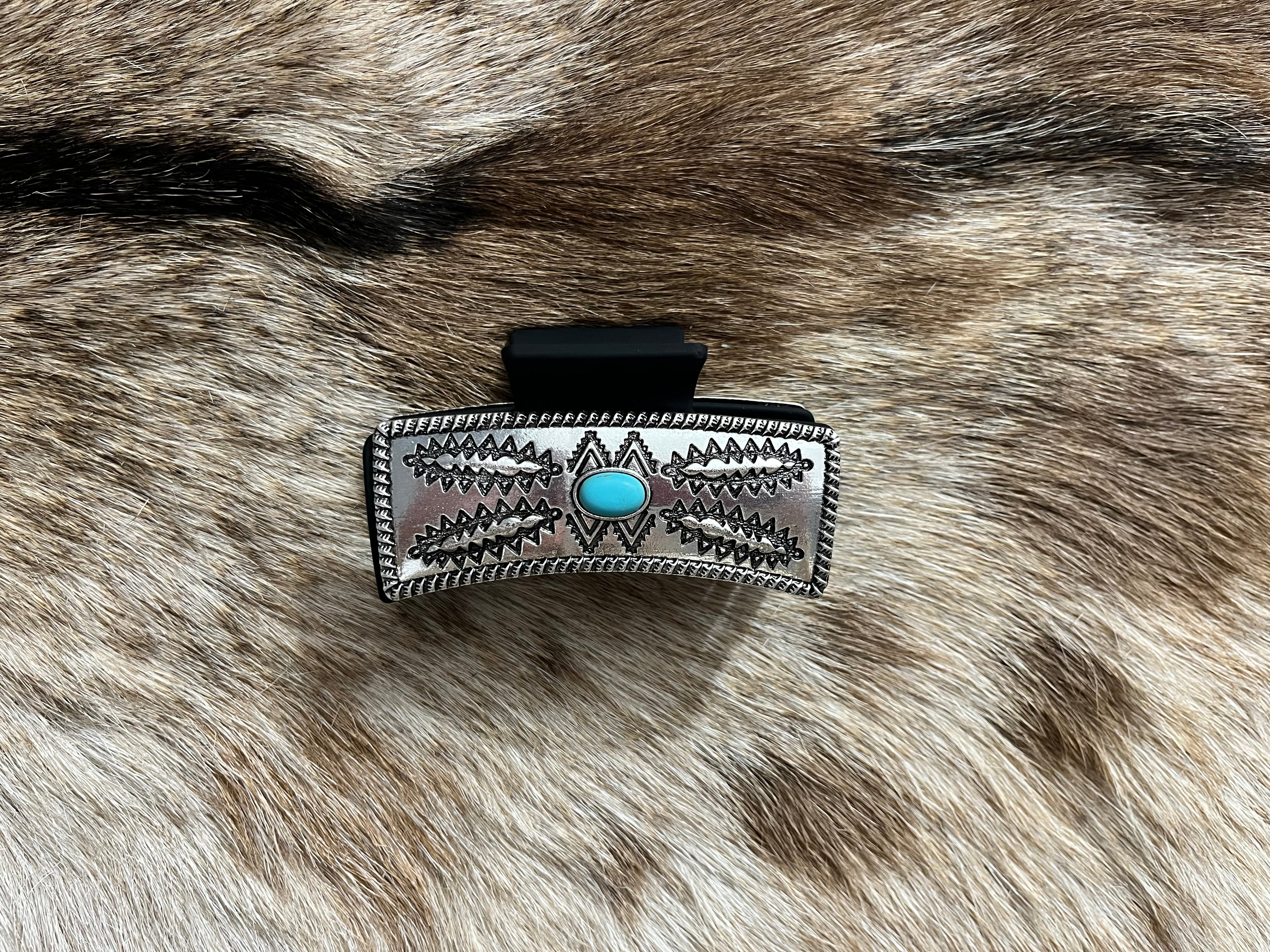 1 Stone Stitched Claw